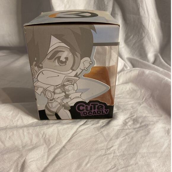 Overwatch Electric Purple Tracer Loot Gaming Exclusive Vinyl Figure Collectible - Picture 3 of 5